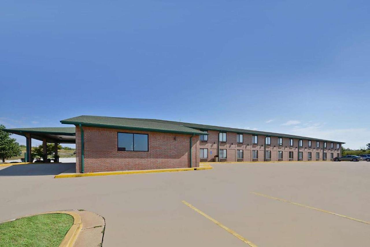 Days Inn By Wyndham Ozark Springfield Εξωτερικό φωτογραφία