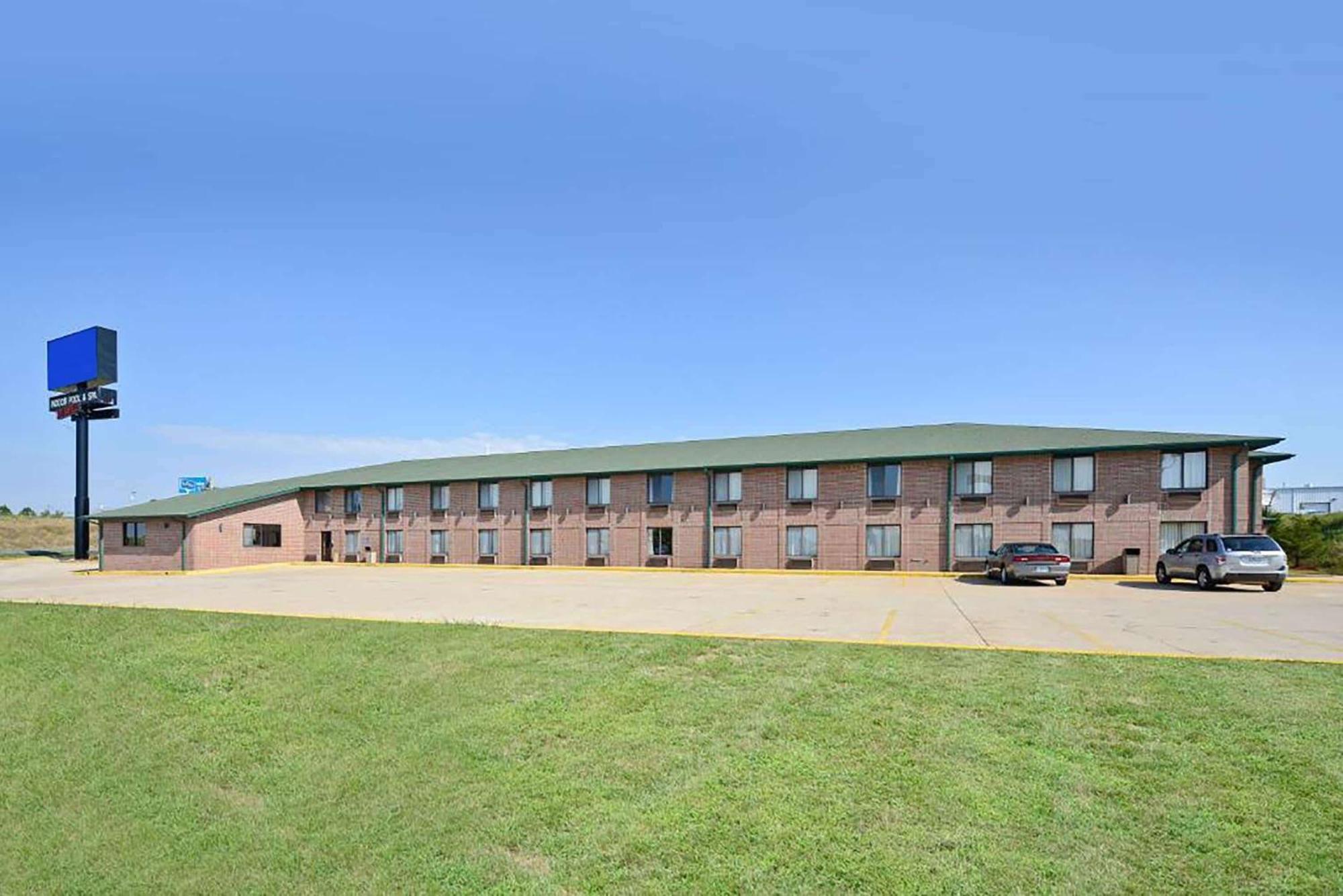 Days Inn By Wyndham Ozark Springfield Εξωτερικό φωτογραφία