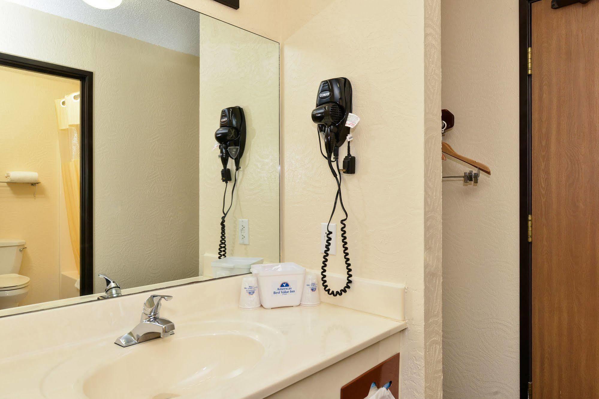 Days Inn By Wyndham Ozark Springfield Εξωτερικό φωτογραφία